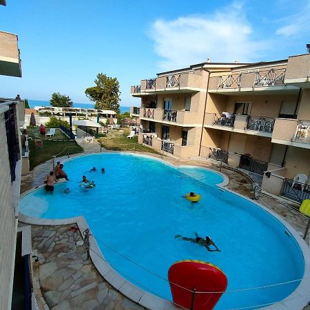 Appartamento Con Piscina Green Bay Village ปีเนโต ภายนอก รูปภาพ