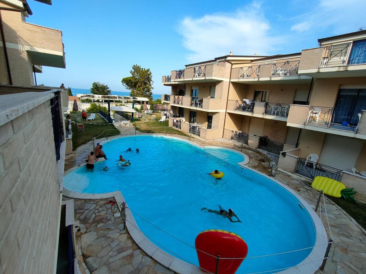 Appartamento Con Piscina Green Bay Village ปีเนโต ภายนอก รูปภาพ